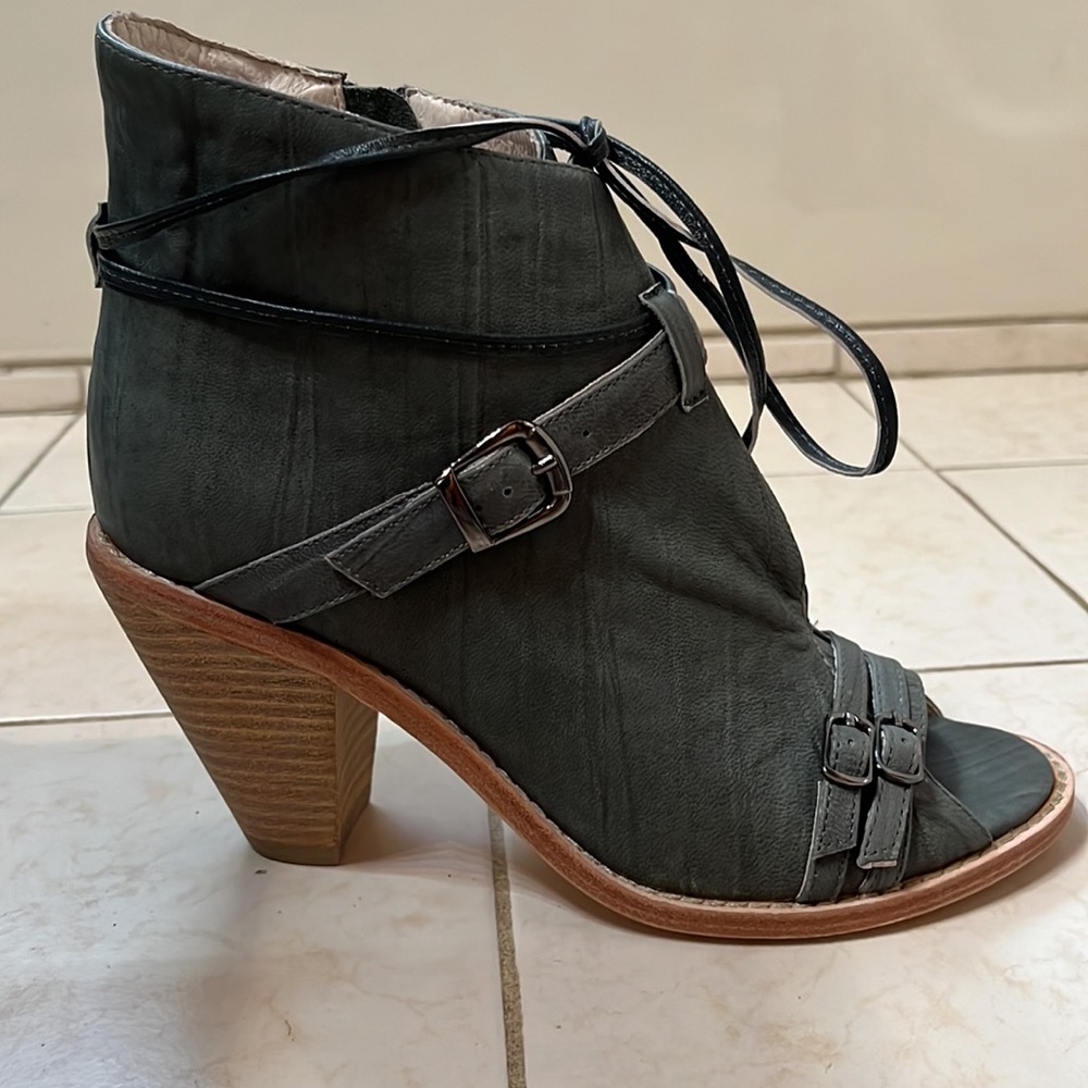 Plomo Handmade Italian Leather Ankle Boot Sandals
Size 37 (Brand New) - Picture 3 of 6